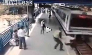 Βίντεο-ΣΟΚ: Τον έσωσε ελάχιστες στιγμές πριν αυτοκτονήσει στο μετρό!