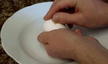 Απίστευτο βίντεο: Φτιάχνει ομελέτα χωρίς να σπάσει το αβγό!