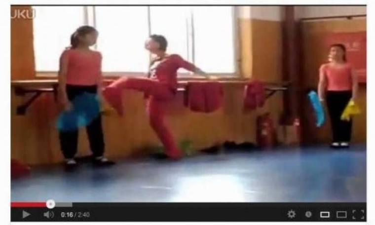 Bίντεο-ΣΟΚ: Δασκάλα χορού χτυπάει και βρίζει μαθήτριες!