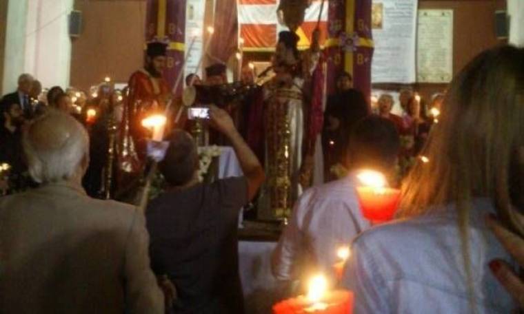 ΠΕΙΡΑΙΑΣ: Ο ιερέας έριχνε βεγγαλικά στο Χριστός Ανέστη! (βίντεο-φωτο)