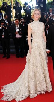 Η Kidman έβαλε στις Κάννες το Valentino που δεν έβαλε η Hathaway στα Oscars (γιατί έμοιαζε με το φόρεμα της Seyfriend) 