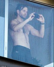 Bradley Cooper: Δείτε τον γυμνό και χωρίς ρετούς στο παράθυρο!