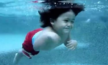 Απίστευτο: Eίναι μόλις 21 μηνών και κολυμπά εκπληκτικά!