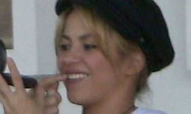 Shakira: Καθαρίζει το δόντι με το δάχτυλό της!