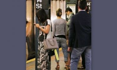 Τι κάνει η Sarah Jessica Parker στο μετρό;