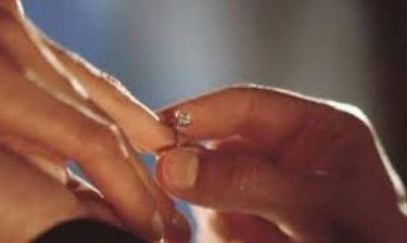 Δείτε που... έκρυψε το δαχτυλίδι όταν της ζήτησε να τον παντρευτεί