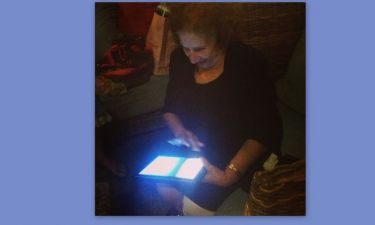 Μαμά γνωστού τραγουδιστή μαθαίνει το iPad