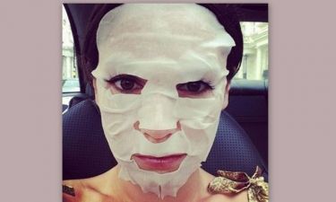 Τρελάθηκε ή όχι: Ποια star κυκλοφορεί με μάσκα ομορφιάς στο δρόμο;