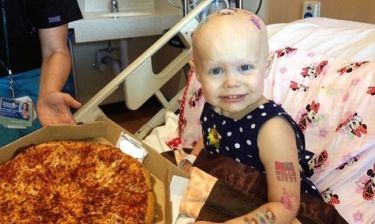 Πώς ένα 2χρονο κοριτσάκι με καρκίνο έκανε πίτσα-πάρτι στο νοσοκομείο!