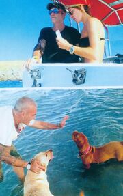 Ρόκκος-Γκόφα: Φιλιά στο σκάφος και παιχνίδια με τα σκυλιά τους στην θάλασσα