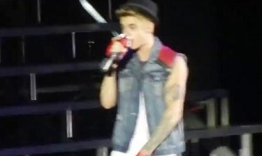 Τα «θαλάσσωσε» σε συναυλία του ο Justin Bieber!