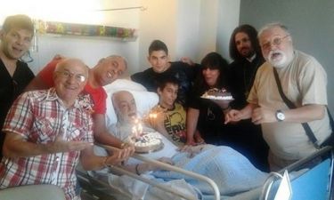 Ο Ανδρέας Μπάρκουλης έσβησε τα κεράκια της τούρτας γενεθλίων στο νοσοκομείο! (φωτό)