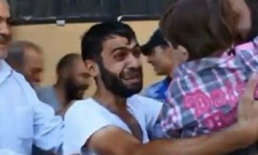 Συγκλονιστικό βίντεο: Πατέρας στη Συρία βρίσκει το γιο του που νόμιζε ότι ήταν νεκρός από τα χημικά!