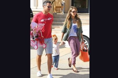 Jessica Alba: Για ψώνια με τον σύζυγο και τη μικρή τους κόρη