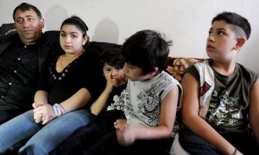 Eπίθεση από αγνώστους δέχθηκε στο Κόσοβο η οικογένεια της 15χρονης Ρομά που απελάθηκε από την Γαλλία