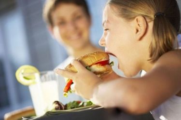 7 + 1 συμβουλές σε εφήβους για να μην το παρακάνουν όταν τρώνε εκτός σπιτιού!