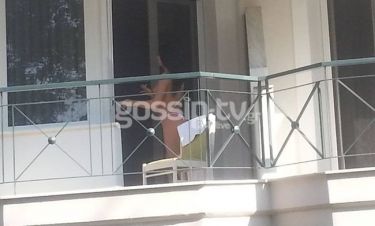 Παπαράτσι ΤΩΡΑ: «Τσακώσαμε» νεαρή Ελληνίδα ηθοποιό topless στο μπαλκόνι της (Nassos blog)