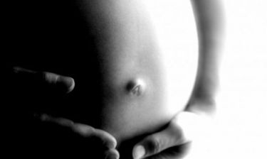 Δείτε το τρυφερό βίντεο μίας εγκύου. Πώς μεγαλώνει η κοιλιά της μήνα με το μήνα!
