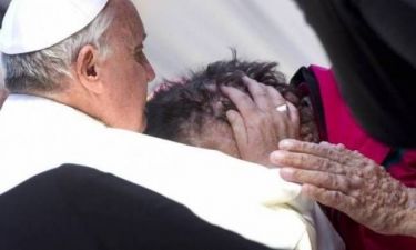 Δείτε τον Πάπα να αγκαλιάζει έναν παραμορφωμένο άνθρωπο (pics)
