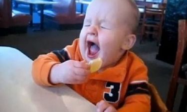 Δείτε πώς αντιδρούν τα μωρά όταν τρώνε λεμόνι! (βίντεο)