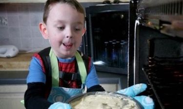 Ο 5χρονος Theo λατρεύει να ψήνει λιχουδιές, αλλά δεν θα μπορέσει ποτέ να τις φάει