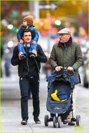 H Miranda Kerr στην Ιαπωνία και ο Orlando Bloom με τον γιο και τον παππού στη Νέα Υόρκη