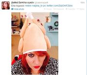 Κατερίνα Ζαρίφη: Έβαλε μια γαλοπούλα στο κεφάλι της!