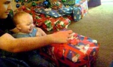 Τι κάνει ένα μωρό όταν δεχτεί το πρώτο του χριστουγεννιάτικο δώρο! (βίντεο)