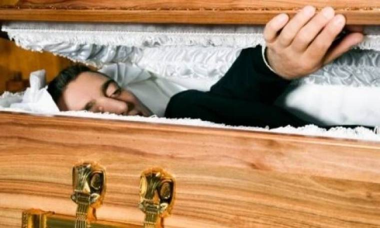 Τραγικό λάθος σε κηδεία στην Φθιώτιδα: Έβαλαν στο φέρετρο...