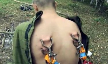 Βίντεο σοκ με Ρώσους άλτες που χρησιμοποιούν γάντζους στην πλάτη!