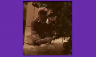 Απολαυστικό βίντεο: Ο Σεργουλόπουλος κάτω από το Χριστουγεννιάτικο δέντρο τραγουδά «Mamacita»