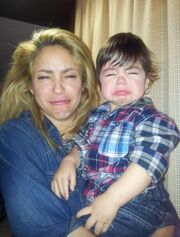 Η Shakira ποζάρει κάνοντας γκριμάτσες ενώ ο γιος της έκλαιγε!