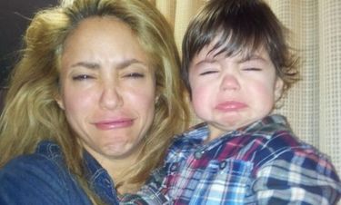 Η Shakira ποζάρει κάνοντας γκριμάτσες ενώ ο γιος της έκλαιγε!