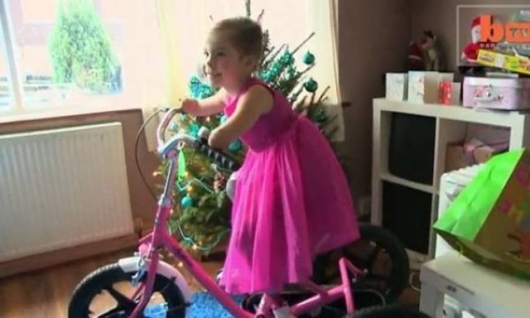Το γενναίο 5χρονο κοριτσάκι χωρίς άκρα, έχει πια το δικό του ποδήλατο! (βίντεο)