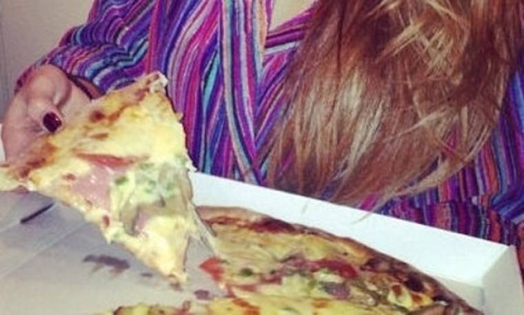Ποια καλλίγραμμη τραγουδίστρια γεύεται αυτήν την πίτσα;