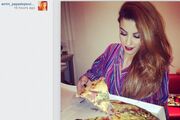 Ποια καλλίγραμμη τραγουδίστρια γεύεται αυτήν την πίτσα; 