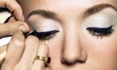 Λατρεύετε το eye liner; Σας έχουμε 5 απλούς και εύκολους τρόπους για να φορέσετε (video)