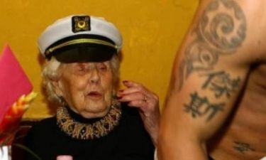 Απίστευτο: Γιόρτασε τα 100 της χρόνια με έναν... στρίπερ! (pics)