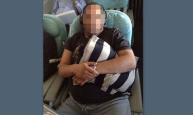 Ποιος γνωστός τραγουδιστής αποκοιμήθηκε αγκαλιά με το μαξιλάρι του μέσα στο αεροπλάνο;