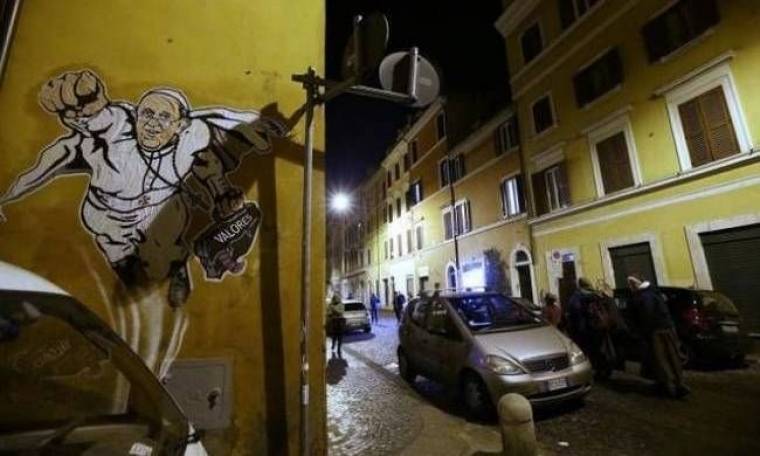 O Πάπας ως Superman σε γκράφιτι