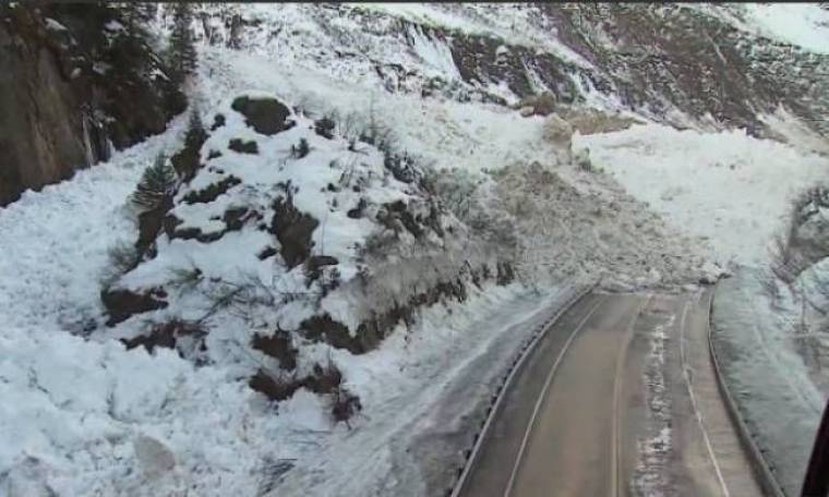 Απίστευτη χιονοστιβάδα εξαφάνισε αυτοκινητόδρομο (βίντεο)