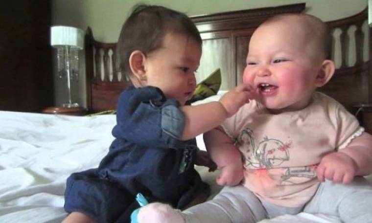 Όταν δύο μωρά προσπαθούν να συνεννοηθούν εμείς το απολαμβάνουμε! (βίντεο)