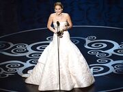 Jennifer Lawrence-Natalie Portman: Ποια είπε τα περισσότερα «ευχαριστώ» όταν ανέβηκε να πάρει το Oscar της;
