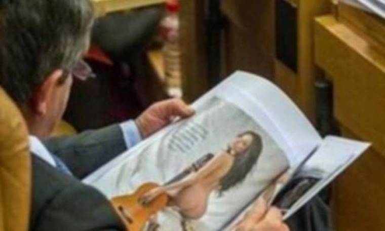 Έβλεπε μέσα στο Κοινοβούλιο... φωτογραφίες με γυμνές! (pics)