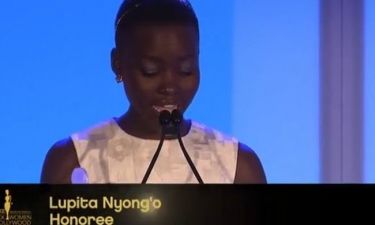 Lupita Nyong'o: «Προσευχόμουν να είχα πιο ανοιχτό δέρμα»