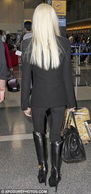 Σκιά του εαυτού της η… Donatella Versace! Δείτε τις φωτογραφίες που κάνουν το γύρο του διαδικτύου!