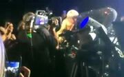 Η Miley Cyrus ξαναπροκαλεί! Φιλήθηκε στο στόμα με μια θαυμάστριά της