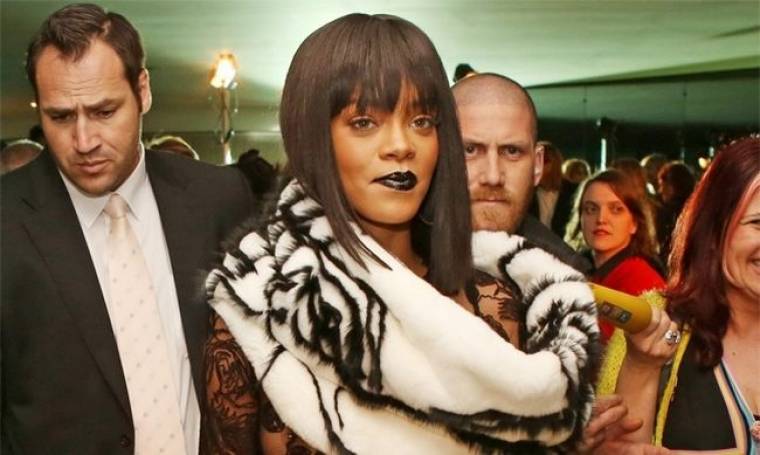 Rihanna «ξαναχτυπά»! Εμφανίστηκε με διαφανές μπλουζάκι και δίχως σουτιέν