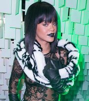 Rihanna «ξαναχτυπά»! Εμφανίστηκε με διαφανές μπλουζάκι και δίχως σουτιέν