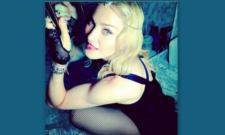 Κι όμως η Madonna φορά δικτυωτό καλσόν και τρίβει τα πλακάκια του μπάνιου της!